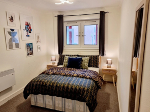 Airy Home with Free Parking in Glasgow