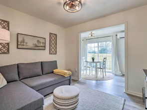 Cozy Temple Cottage w/ Private Backyard!
