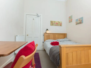 Spacious, Bright 5-br Flat for 10 in Edinburgh