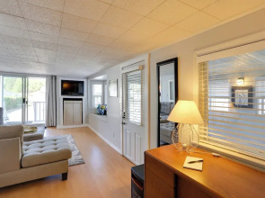 1 Mi to Birch Bay SP! Cozy Cabin w/ Pool Access