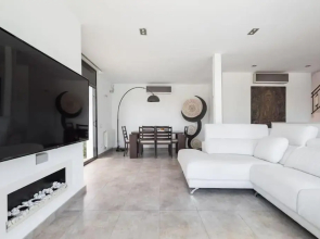 Moderna villa con piscina y amplio jardín