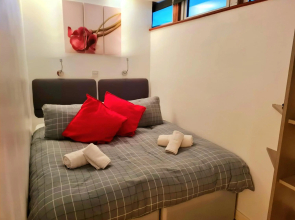 1 Bedroom Newton Apartment Wigan, A Walk to Albert Infirmary, Free Private Parking, Free WiFi