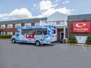 Econo Lodge Inn & Suites Windsor Locks Bradley Airport