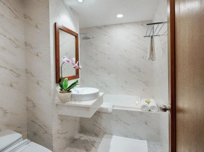 Happy Life Grand Hotel & Sky Bar