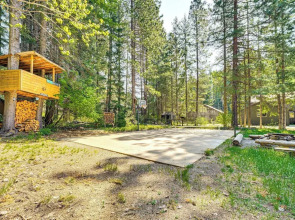 Cle Elum Lake Home w/ Hot Tub & Mountain Views