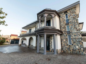 8 Rooms Hotel