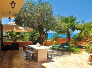 Holiday House Angelos on Agios Gordios Beach