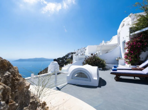 Impeccable Double Bed Villa in Imerovigli Santorin