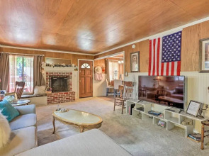 Cozy Crestline Cabin, Close to Lakes, Parks!