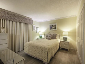 Gulf Shore Condo #208 - 2 Br condo by RedAwning