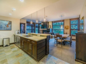 Luxury 3 Bedroom Slopeside Mountain Vacation Rental With Hot Tubs