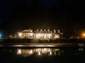 Rowena's Inn On The River