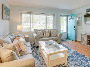 Lovely St Pete Beach Cottage, Walk to Beach & Town