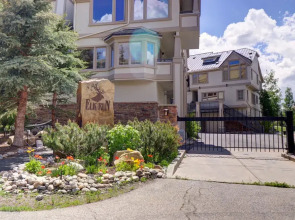 Newly Renovated, Slope-Side Walk-In Walk-Out, Top Floor, Views of Ten Mile Range - ER4 by Redawning