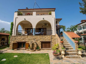 Rustic, luxurious,garden villa 70m from the sea
