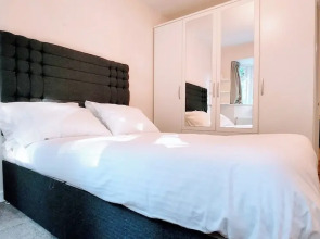 Camberley - 1-bed Annex - Sleeps 2 - Garden