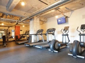 Convention Center 2bd Near Hotspots