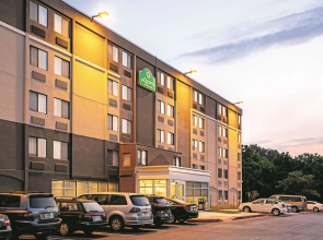 La Quinta Inn & Suites by Wyndham Baltimore N / White Marsh