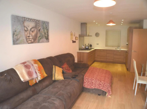 Brentwood Town Retreat - Large 2 bedroom apartment