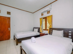 Comfort Stay Studio Room At Graha Wishnu Guest House