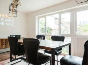 The Century Chalet - Contemporary 2bdr with Parking