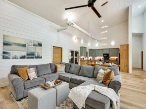 Stunning Cabin w/ Hot Tub, 1 Mi to Broken Bow Lake