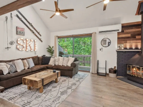 The Bear s Den by Avantstay Prime Location Renovated w Movie Game Room