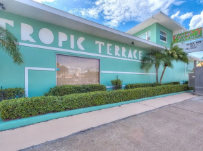 Tropic Terrace #49 - Beachfront Rental Studio Bedroom Condo by Redawning