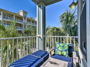 Gulf View + Beach Access: Galveston Resort Condo!