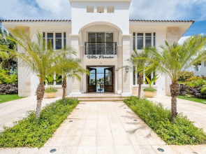 Amazing Private Villa with Chef & Maids