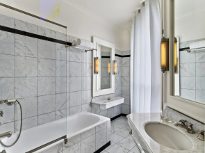 Le Dokhan’s Paris Arc de Triomphe, a Tribute Portfolio Hotel