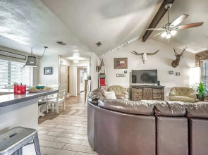 Kerrville Hidden Gem With Firepit and Grill - Great Location