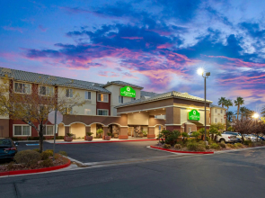 La Quinta Inn & Suites by Wyndham Las Vegas Red Rock