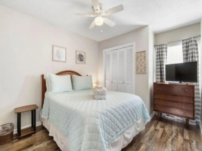 Good Vibes Carolina Beach 1 Bedroom Villa by RedAwning