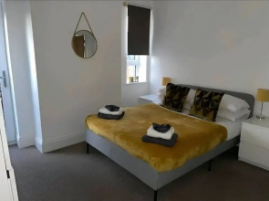 City Centre Duplex Sleeps 4 H1