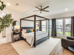 Hot Tub, Fire Pit! High-end Cedar Creek Lake Haven