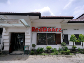 RedDoorz @ Avros Guest House Medan