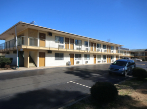 Royal Inn Charlotte Airport Hotel