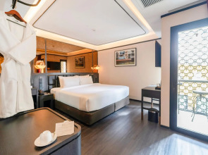 The Gravitique Hotel Khaosan
