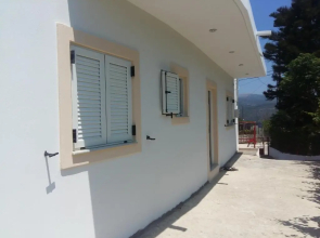 House with a garden in the Lakithra