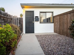 Live Like a Local - Studio With Huge Backyard