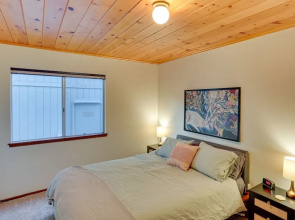 Crestline Cabin: Mountain Views & Fire Pit!
