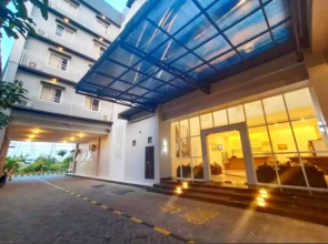 De La Charis Hotel by Waringin Hospitality