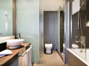 Отель Barcelona Condal Mar Affiliated by Meliá