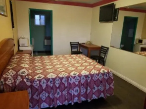 Super 7 Motel