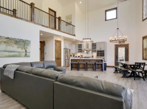 Hot Tub, Pool Table & Fireplaces: Blue River Gem