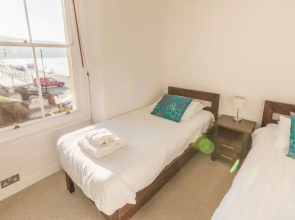 Waters Edge Apartment at Beach House
