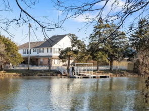 Spacious Lakefront View With Hot Tub and Pool NH