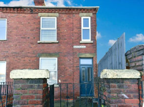 4 Bedroom, 2 Bathroom House - Free Parking