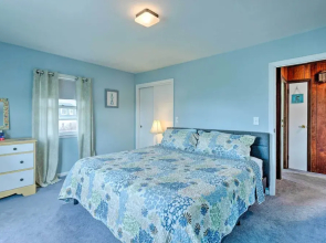 Rhode Island Oceanview Retreat: Walk to Shore!